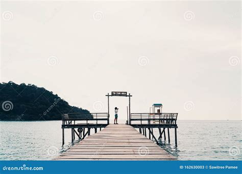Una Chica Descansando En El Mar Y De Vacaciones Para Viajar Imagen de ...