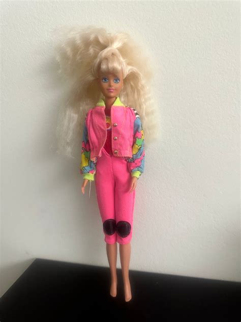 Vintage Late 1980s Sindy Doll In Pink Outfit With World Map Wavy