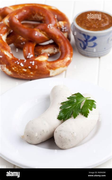 Bayerische Weisswurst Mit Brezel Hi Res Stock Photography And Images