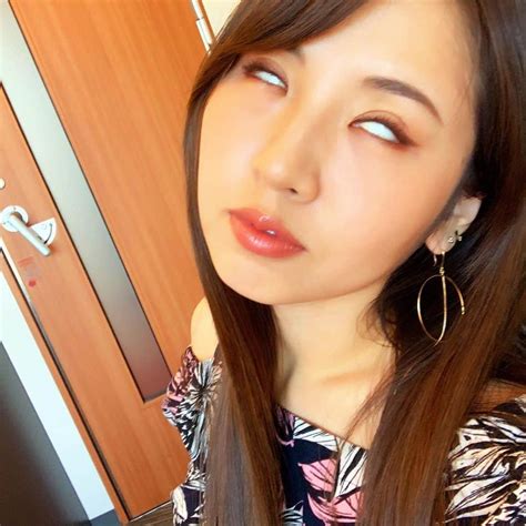 阿部真央さんのインスタグラム写真 阿部真央instagram「今日はプロモーションです。今日の白眼は決まってる！みんなもいい1日を