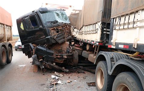 Colis O Frontal Entre Carretas Deixa Motorista Morto E Br