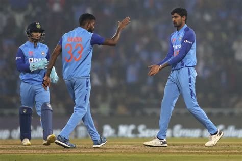 Ind Vs Nz Hardik Pandya Offers The Trophy To Prithvi Shaw After India S Series Victory Against