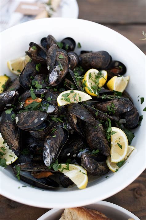 Steamed Mussels In White Wine Garlic Broth Cooking With Cocktail Rings Recipe Mussels