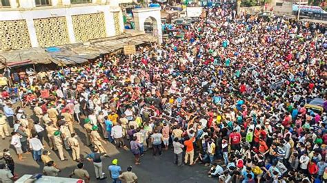 Lockdown Impact Thousands Of Labourers Gather At Bandra Station In