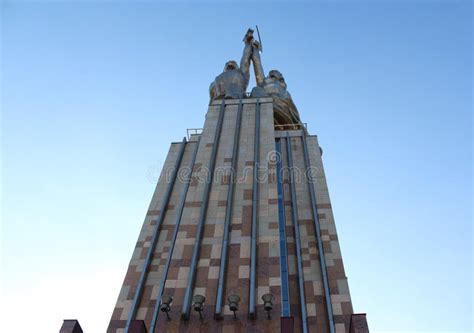 El Monumento El Trabajador Y La Mujer Koljosiana Visión De Debajo