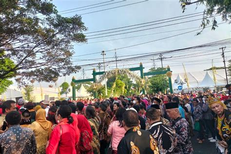 Foto Ribuan Relawan Jokowi Padati Kawasan Pintu Gerbang Pura