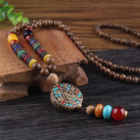 Un Très Beau Collier Pour Homme En Bois