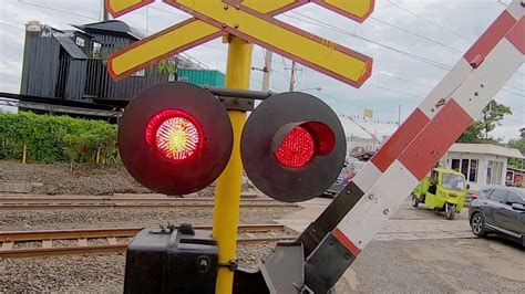 Railroad Crossing Indonesia Perlintasan Kereta Api Youtube