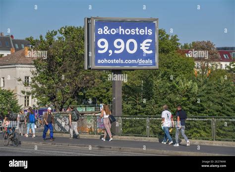 Werbung A&O Hostels, Warschauer Straße, Friedrichshain, Friedrichshain-Kreuzberg, Berlin ...