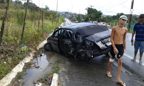 Motorista Perde Controle Capota E Atinge Mureta Na Rodovia Br 408