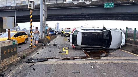 女駕駛恍神未注意！忠孝橋自撞分隔島翻車輕傷 爆料公社