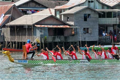 Tradisi Sambut HUT RI Di Banjarmasin Lomba Dayung Perahu Naga Travel