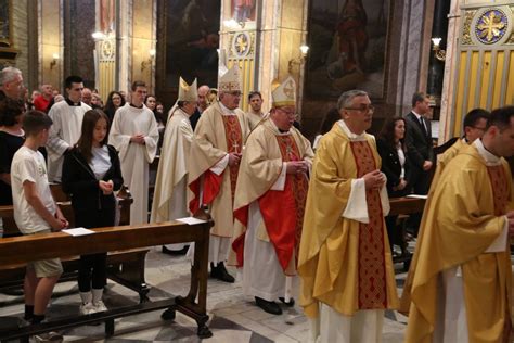 Biskupi Biskupske Konferencije Bih Slavili Svetu Misu U Hrvatskoj Crkvi