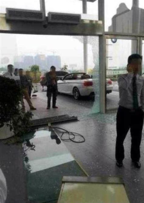 Disgruntled BMW X1 Owner Crashes into Dealership in China - autoevolution