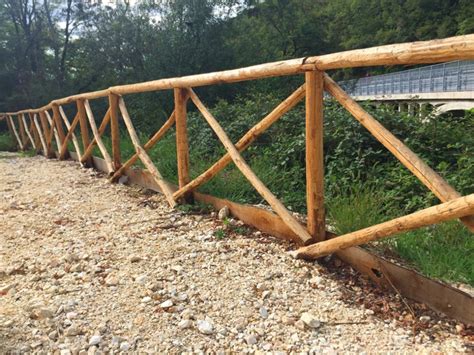 Produzione E Vendita Pali Di Castagno Legnami Belmonte Rieti