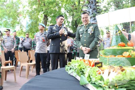 Pemberian Tumpeng Dan Kue Oleh Kapolrestabes Makassar Wujud