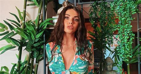 Beatrix Ramosaj pozon me bikini merr vëmendjen me linjat atraktive trupore Telegrafi Telegrafi