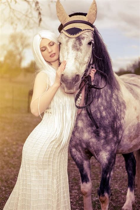 Une Femme Blonde Sexy Et Sexy Du Caucase Avec De Longs Cheveux Blancs