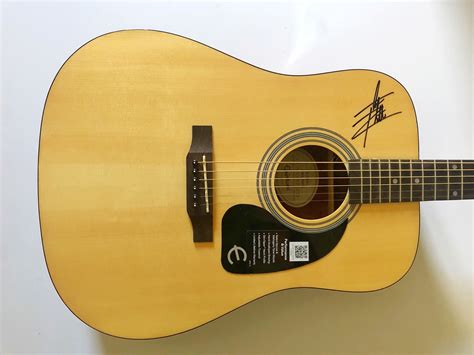 Charitybuzz: Thomas Rhett Signed Acoustic Guitar - Lot 2087701