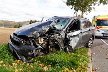 Unfall Bei Augustusburg Bmw Kracht Auf Bundesstra E In Lastwagen