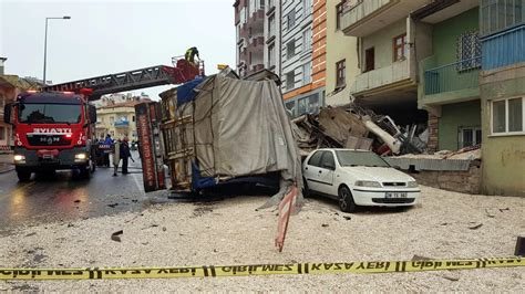 Son Dakika Freni Patlayan Kamyon Eve Dald L Ve Yaral Lar Var