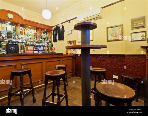 Traditional scottish pub interior hi-res stock photography and images ...