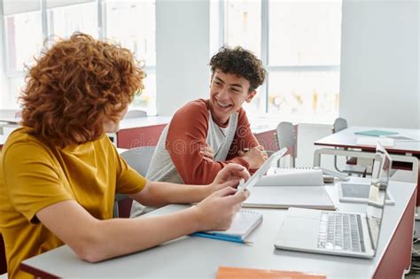 Estudante Alegre Conversando Um Amigo Enquanto Foto De Stock