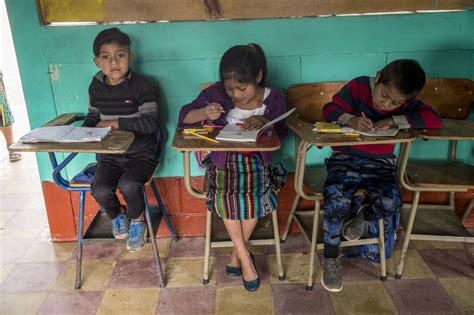 Niños indígenas de Guatemala atraviesan dificultades en su regreso a