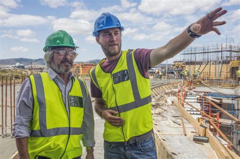 bauarbeiter auf mann auf einer baustelle im gespräch Lizenzfreies