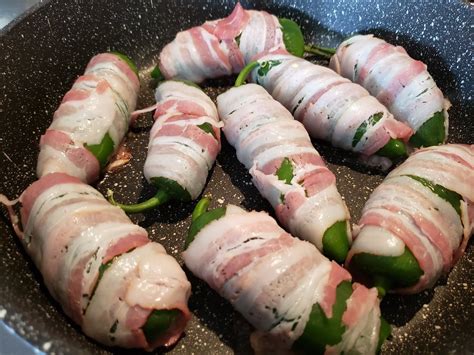 Jalapeños Rellenos De Camarón Y Queso Crema Envueltos En Tocino La