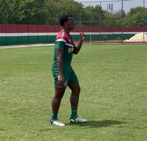 Bom Sinal Jhon Arias Vai A Campo E Treina Bola Fluminense