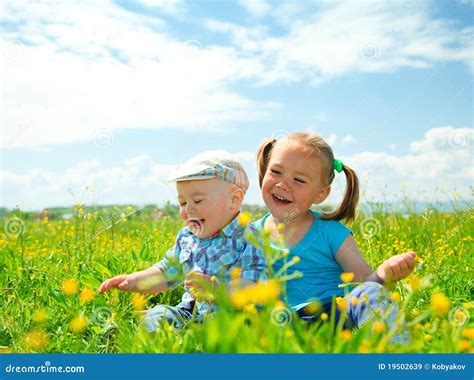 Zwei Kinder Haben Spaß Auf Grüner Wiese Stockbild Bild Von Erzeugung Freundschaft 19502639