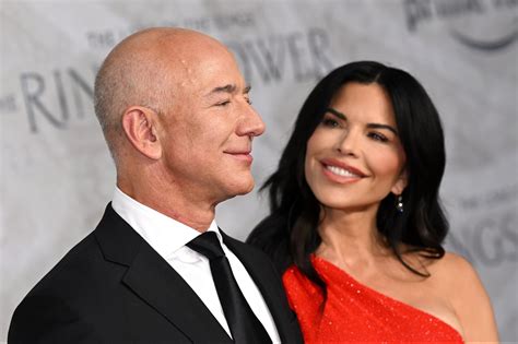 Jeff Bezos Girlfriend Lauren S Nchez Is Going To Space With Blue Origin