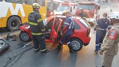 Ap S Colidir Nibus Homem Fica Preso Nas Ferragens Em Acidente Na