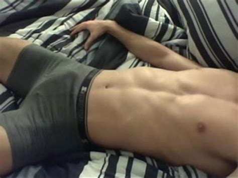 Chico sexy sin manos en calzoncillos bóxer XVIDEOS