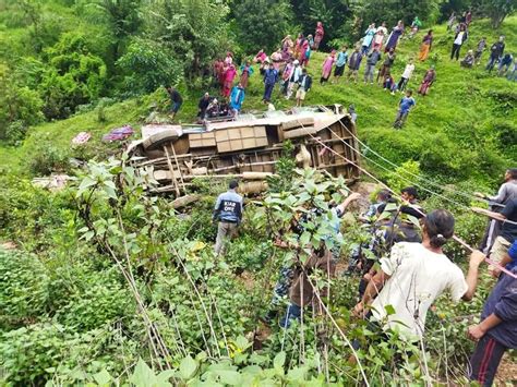 रोल्पाबाट दाङ आउँदै गरेको बस दुर्घटना १५ जना घाइते नारायण खड्का