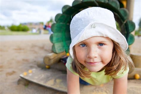 Fille Jouant Sur La Cour De Jeu Des Enfants Image Stock Image Du