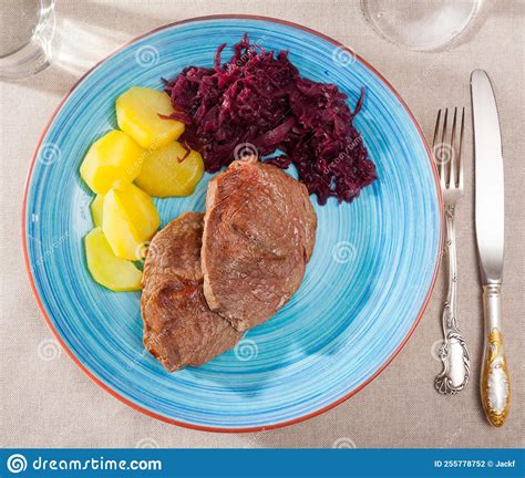 Kalfsvlees Met Aardappelen En Sauerkraut Stock Foto Image Of Gezond