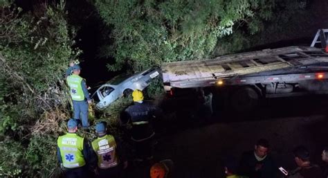 Mulher morre e três pessoas desaparecem após carro cair em represa de SC