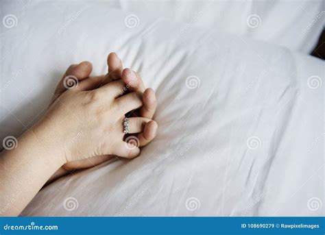 Pares Que Guardam As M Os Na Cama Imagem De Stock Imagem De