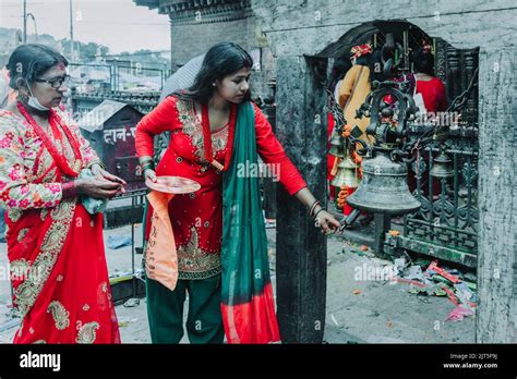 Kathmandu Nepal Aug Nepali Hindu Women Offering Prayers To