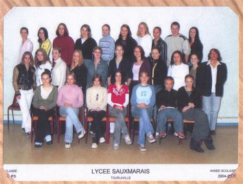 Photo de classe 2PS terminal BAC PRO secrétariat de 2004 Lycée