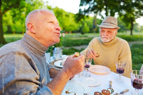 Mann Isst Kuchen Im Garten Mit Freunden Stock Photo Adobe Stock