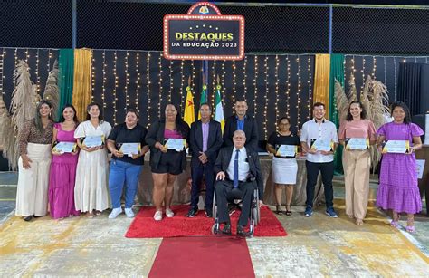 Prefeitura de Rodrigues Alves homenageia destaques da educação