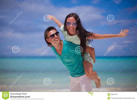 Les Jeunes Couples Ont L Amusement Sur La Plage Sablonneuse Blanche