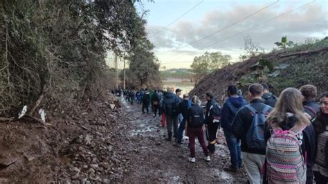 Travessia Amanhece Coberta Por Lama Grupo A Hora