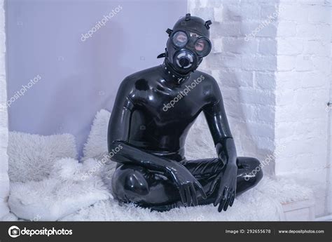 Man In The Latex Rubber Black Catsuit With Gasmask — Stock Photo