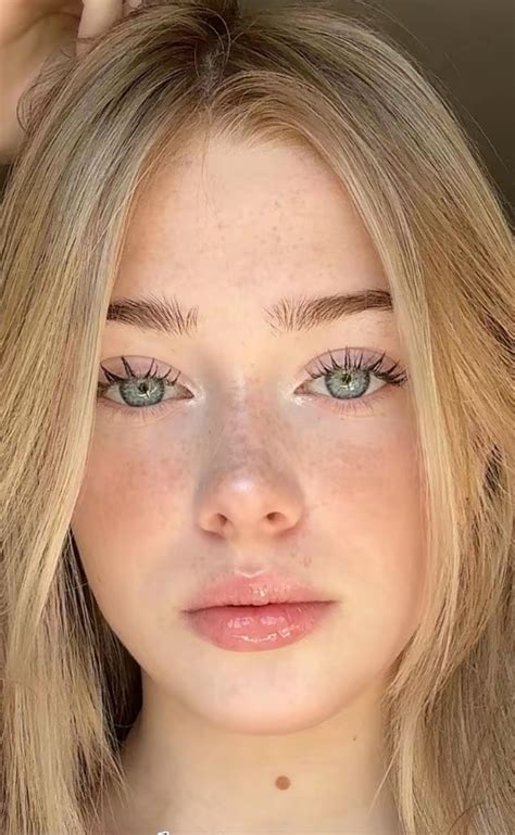 Pin by Pa on Guardado rápido Blonde hair green eyes Blonde green eyes Girl with green eyes