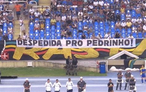 Torcida Do Vasco Estende Faixa Pedido De Despedida Para Pedrinho