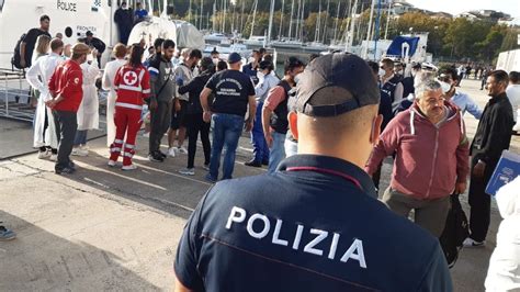 Crotone Fermati Due Presunti Scafisti Dello Sbarco Di Migranti Del